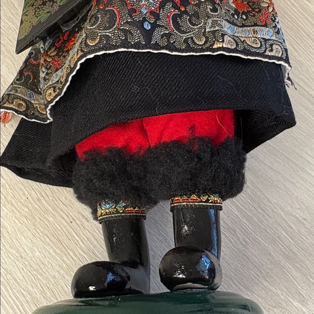 Byers Choice Carolers Babouska Russian Christmas Legend w/Balalaika/Nesting Doll - Picture 9 of 10